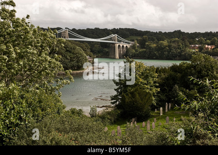 Pont suspendu de Menai de cimetière de Saint Tysilio Banque D'Images