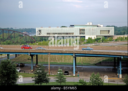 La William J. Clinton Presidential Center à côté de l'Arkansas à Little Rock, une élévation de l'autoroute à l'avant-plan Banque D'Images