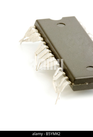 Ordinateur isolé de la technologie puce électronique sur fond blanc avec ses broches comme les jambes d'un ver en direct Banque D'Images