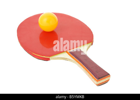 Raquette de tennis de table et la balle sur fond blanc Banque D'Images