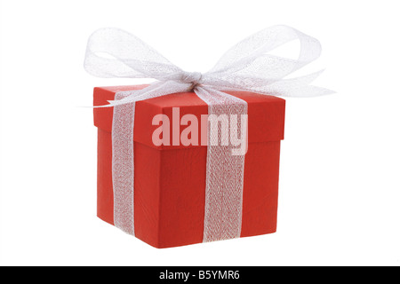 Boîte cadeau rouge avec ruban bow blanc sur blanc