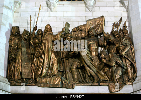 Statue en bronze d'Alexandre Nevsky obtenir béni par le patriarche à la Cathédrale du Christ Sauveur à Moscou, Russie Banque D'Images