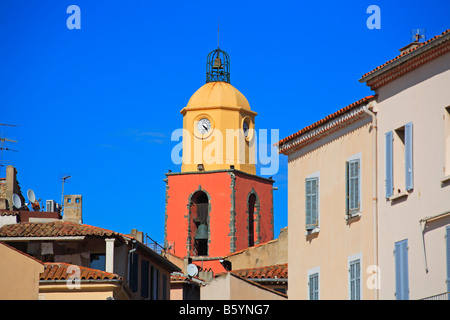 Maisons colorées et jaune tour de l'église à St Tropez, France Banque D'Images