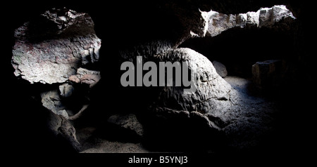 Une entrée étroite dans l'Indien géant de lave Tunnel de cratères de la Lune National Monument, New York. Banque D'Images