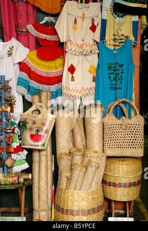 Marchandises de paille et d'autres l'artisanat salvadorien à vendre à l'ex-caserne Marché de downtown San Salvador, El Salvador Banque D'Images