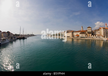 Front de mer de Trogir Harbour Harbour sur la côte dalmate de la Croatie Dalmatie Banque D'Images