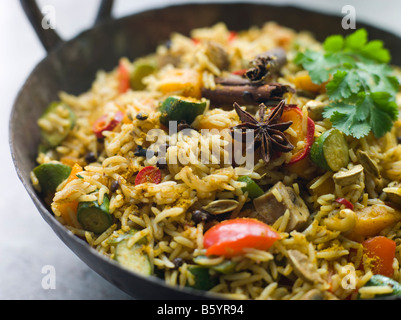 Biryani de légumes dans un grand Karahi Banque D'Images