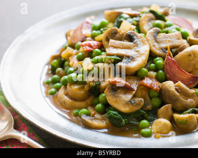 Curry de pois et de champignons à l'ail rôti sur une plaque d'étain Banque D'Images