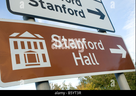 La signalisation routière et d'un touristiques de couleur marron, dans le Leicestershire, uk Banque D'Images