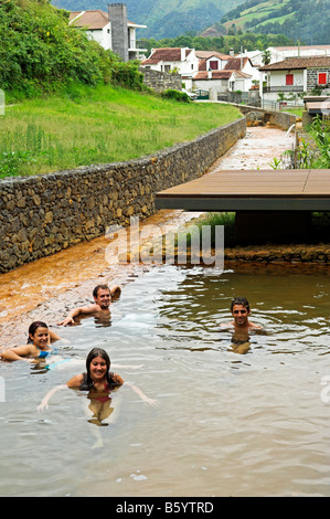 Les gens se détendre dans la piscine thermale en plein air printemps ville de Furnas São Miguel Açores Portugal Banque D'Images