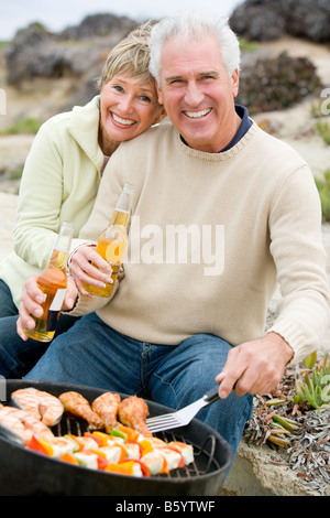 Couple sur un barbecue Banque D'Images