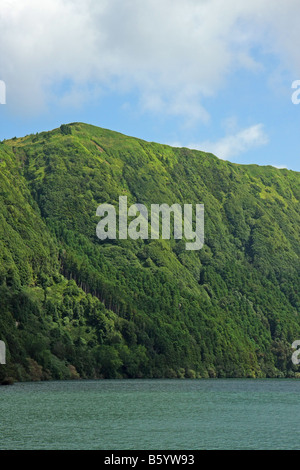 Colline du vulcano au Crater Lake Lagoa Azul, Sete Cidades, São Miguel, Açores, Portugal Banque D'Images