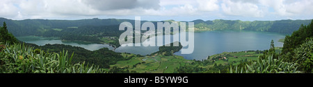 Vue panoramique de la Lagoa Verde Twin Lakes et Lagoa Azul et la ville de Sete Cidades, São Miguel, Açores, Portugal Banque D'Images