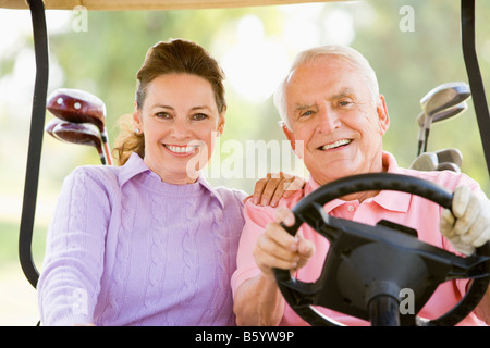 Couple bénéficiant d'une partie de golf Banque D'Images