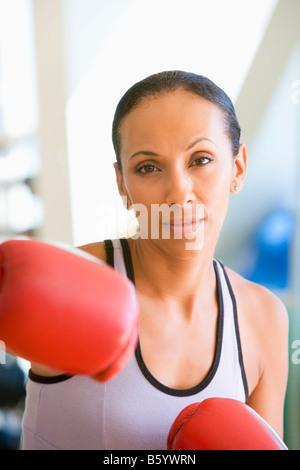 Boxe femme At Gym Banque D'Images