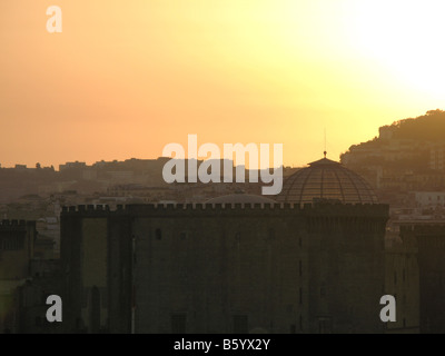 Coucher du soleil orange sur Naples, Italie Banque D'Images