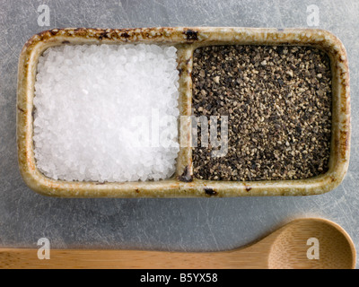 Les cristaux de sel de mer et poivre noir bien sûr Banque D'Images