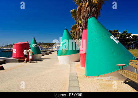 Geelong Australie] / peint coloré bouées sur la Waterfront Geelong. Victoria en Australie. Banque D'Images