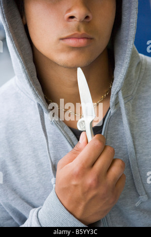 Teenage Boy brandissant le couteau Banque D'Images