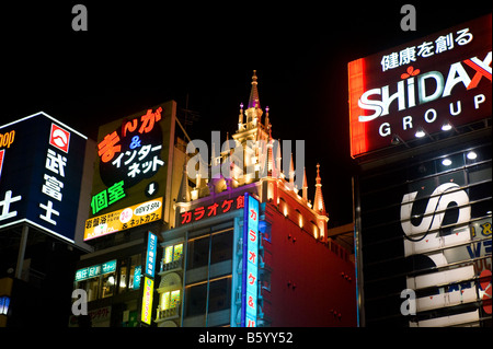 Enseignes au néon sur un immeuble à Shinjuku de nuit, Tokyo, Japon Banque D'Images