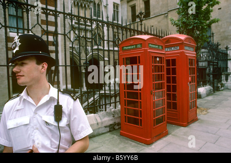 UK Angleterre Londres Le volet policier à K2 et K6 Les boîtes de téléphone en dehors de la Law Courts Banque D'Images