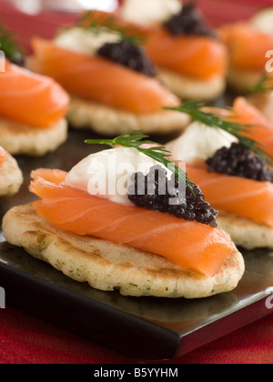Des canapés de saumon fumé Blinis s de crème sure et de caviar Banque D'Images