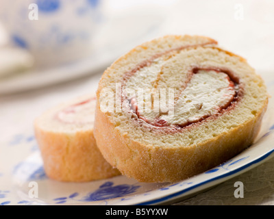 Fraise et crème rouleau éponge avec plateau Banque D'Images