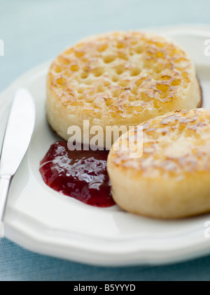 Crumpets avec beurre et confiture Banque D'Images