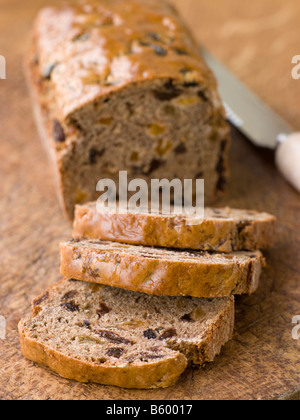 Les coupes d'une miche de Bara Brith Banque D'Images
