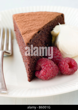 Éponge chocolat avec crème fouettée et de framboises Banque D'Images