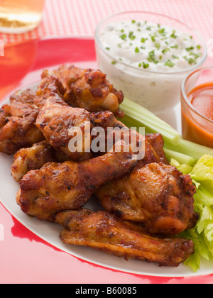 Les ailes buffalo épicée avec Trempette de fromage bleu et de céleri Sauce Chili chaud Banque D'Images