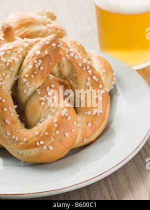 Grand bretzel salé et un verre de bière Banque D'Images