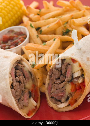 Philly Steak de boeuf Wrap avec salsa de tomates et de maïs frites Banque D'Images