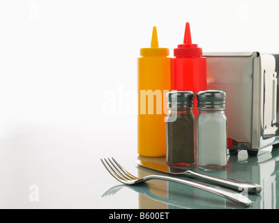 Table à manger avec des condiments sucrés Banque D'Images