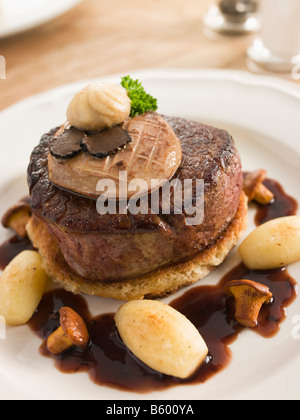 Tournedos Rossini avec pommes Cocotte Banque D'Images