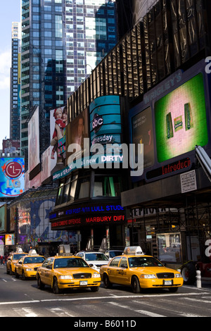 Les taxis jaunes traverser Times Square à New York USA Novembre 2008 Banque D'Images