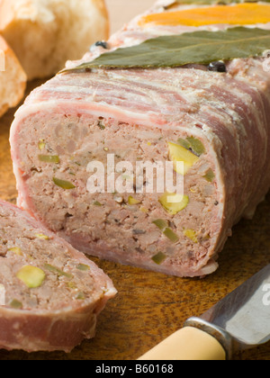 Pate de campagne sur une planche à pain rustique Banque D'Images