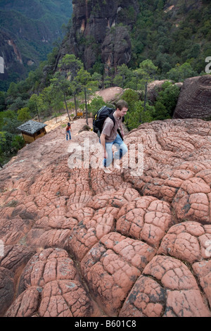 Randonneur grimpe le dernier pitch au dessus de 000 dans le Turtle Mountain Laojun Mountain au nord de Lijiang Yunnan Banque D'Images