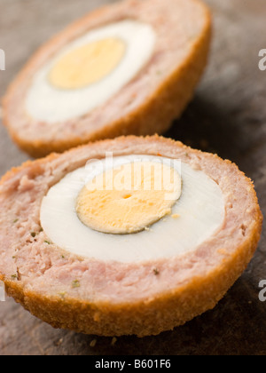 Scotch Egg réduit de moitié Banque D'Images