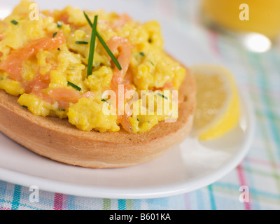 Oeufs brouillés au saumon fumé sur un bagel grillé Banque D'Images