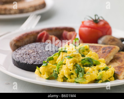 Le petit déjeuner irlandais complet avec Irish Soda Bread Banque D'Images