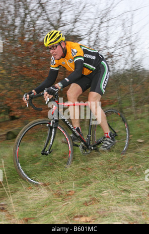 Un homme monté sur un vélo de cyclo-cross. Banque D'Images