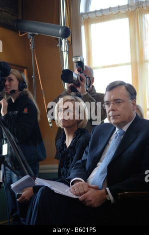 Le Premier ministre Geir Haarde, parmi un groupe de journalistes au cours d'octobre 2008. Banque D'Images