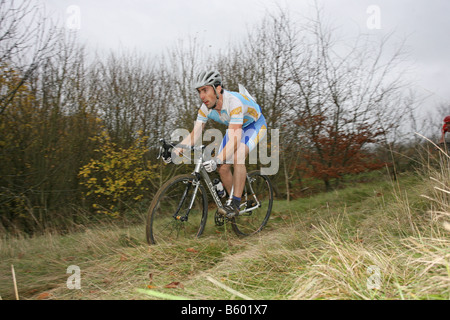 Un homme monté sur un vélo de cyclo-cross. Banque D'Images