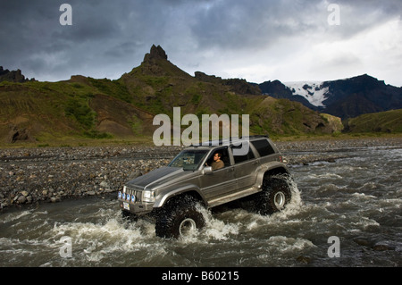 Jeep modifiée entièrement crossing river à Thorsmork réserve nationale dans les hautes terres d'Islande. 2008 Banque D'Images