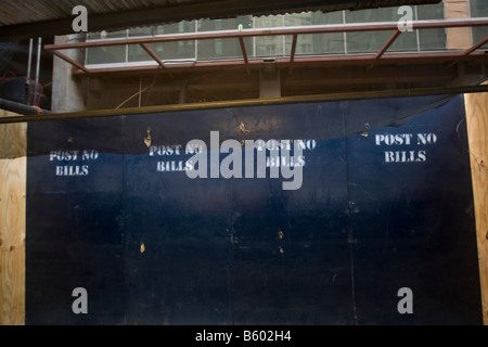 Aucun projet de loi Post est peint en lettres blanches sur un mur en bois bleu autour d'une zone de construction à New York 23 Novembre 2008 Banque D'Images