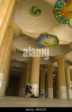 En vertu de la Busker mosaïques dans le plafond de la salle des colonnes dans le Parc Güell à Barcelone Espagne Europe Banque D'Images