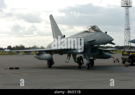 Un Typhoon de la Royal Air Force fighter jet sur la photo à l'arrivée pour la première fois à RAF Coningsby Lincolnshire Banque D'Images