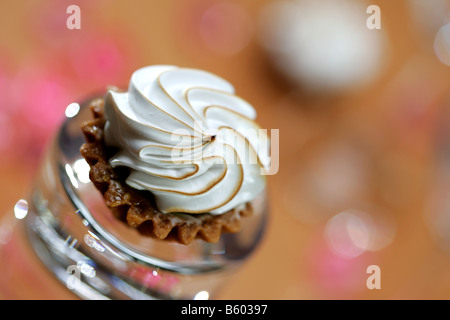 L'heure du thé gâteau teacake with douce sucrée sucre chocolat bonbons peu de petits morceaux de caramel tarte dessert manger savoureux goût torte Banque D'Images