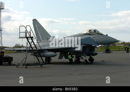 Un Typhoon de la Royal Air Force fighter jet sur la photo à l'arrivée pour la première fois à RAF Coningsby Lincolnshire Banque D'Images